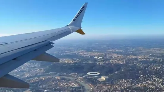 This Man Asks Ryanair For Free Ticket After Clicking ‘Amazing’ Mid-air Photo — Airline’s Reply Says It all