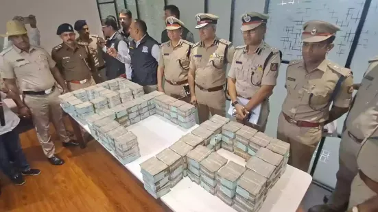 Three people have been arrested in India after a daring 70m rupees ($800,000; £600,000) heist in which armed men posing as central bank officials robbed