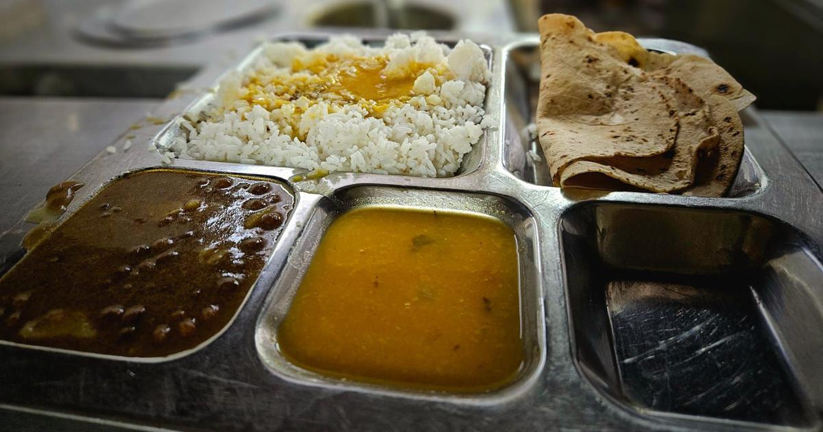 Through the day, Santosh Pawar loads and unloads heavy carts at a wholesale vegetable and fruit market in Navi Mumbai. Every afternoon at 1 pm, he queues outside the Rajyog Fastfood restaurant along with other labourers for lunch. He pays Rs 10, gets his picture clicked against a banner with ‘Shiv Bhojan' printed on it, and moves on to the counter to receive his meal – rice, a bowl of dal, two chapatis, and a bowl of cooked vegetables.
