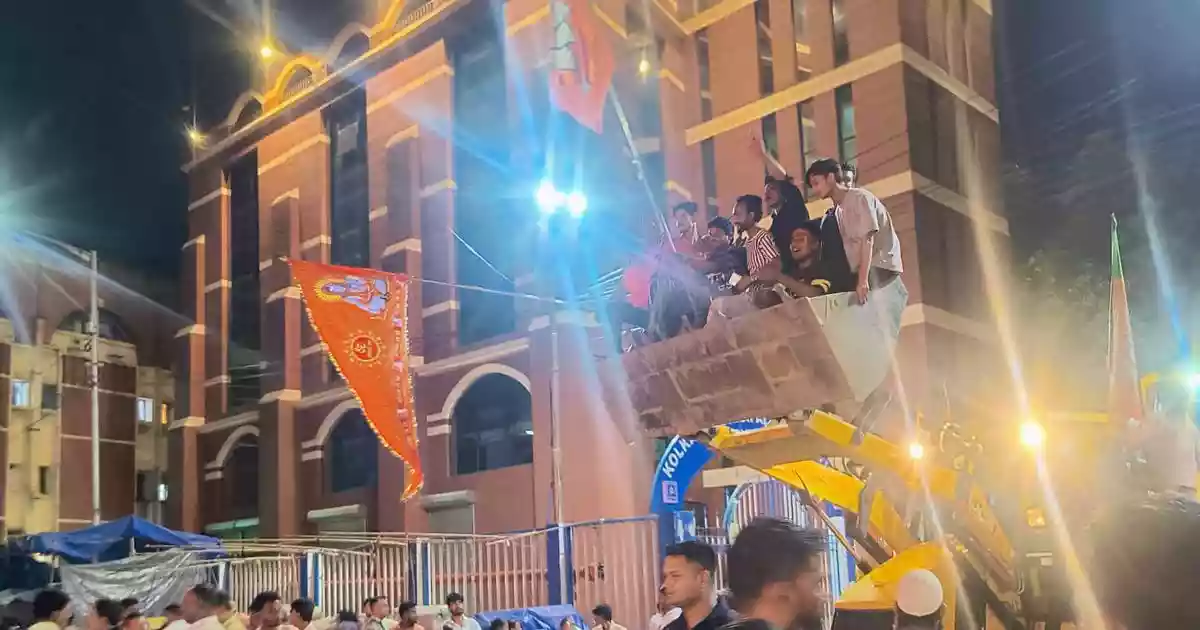 Several structures, including a Trinamool Congress office, in the New Market area of Kolkata were vandalised by a mob carrying flags of the Bharatiya Janata
