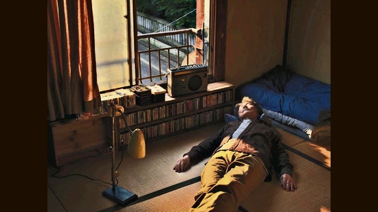 Too many of us still proudly say no to little everyday treats. Yet these are forms of self-repair too. Say yes, not for that reason, but because you deserve it. Not a luxury vacation. Not a five-star spa package with robes and cucumber water. Just sixty minutes of quiet. A warm room. Steady hands. Oil kneaded into tired shoulders. A chance to return to himself. But he didn't go.