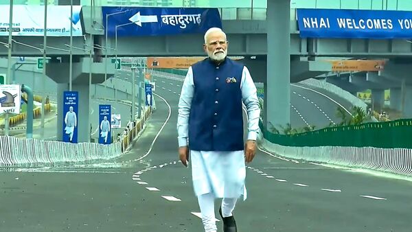 Travelling between Delhi and Gurugram is set for a major transformation. With the launch of the Urban Extension Road-II (UER-II) and the Delhi stretch of the Dwarka Expressway, commuters finally have an alternative to the heavily congested NH-48. Reportedly, the twin corridors are expected to bring travel time from Delhi to Gurugram down to under 30 minutes, while also easing pressure on choke points such as Ring Road, Dhaula Kuan and Mahipalpur.