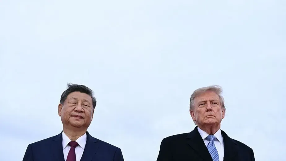 US President Donald Trump has greeted his Chinese counterpart Xi Jinping with a military flyover and 100ft (30m) red carpet to kick off their three-day summit