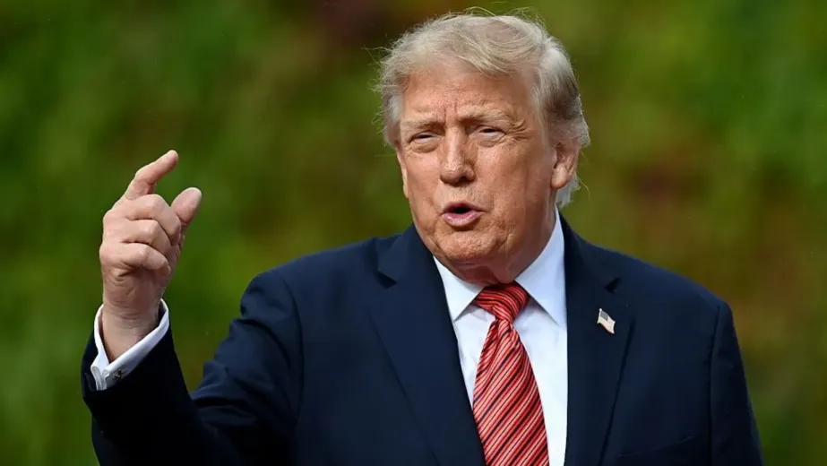 US President Donald Trump has disclosed millions of dollars' worth of stock market trades made during July, including in firms from Elon Musk's SpaceX to tech