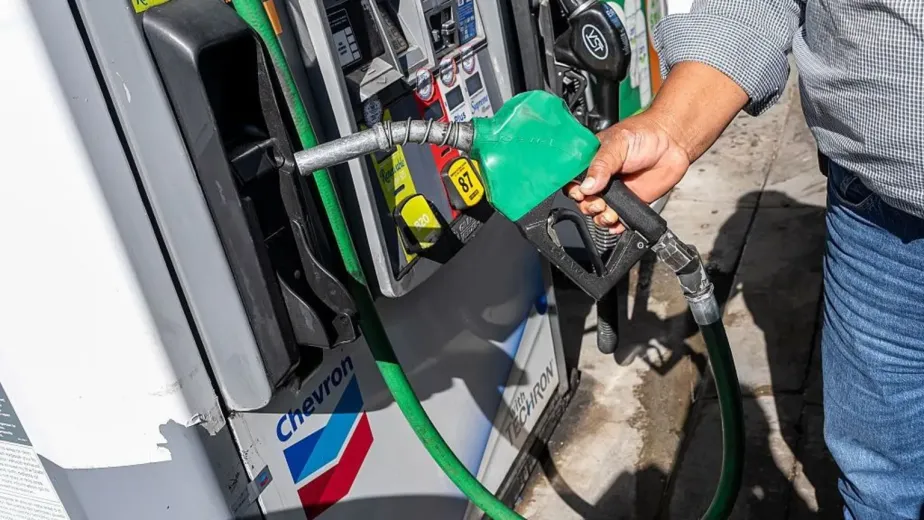 US President Donald Trump has said he would back proposals to halt American diesel exports in a bid to ease prices for drivers at the pumps
