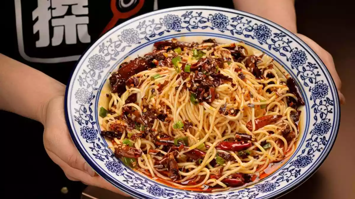 Try This Recipe For Spicy Sizzling Garlic Chilli Noodles When Hunger Knock At Mightnight