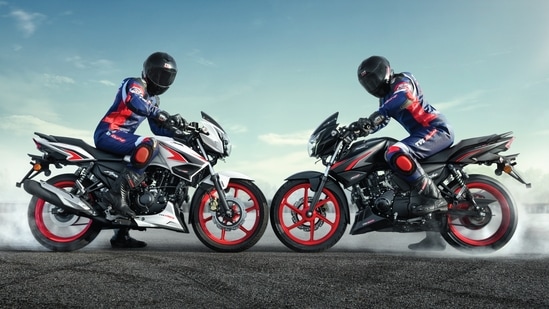 TVS Motor Company has launched the 2025 Apache RTR 160 in India at ₹1,34,320, featuring dual-channel ABS, an OBD2B-compliant engine, and new styling options. TVS Motor Company has officially launched the 2025 Apache RTR 160 in India, priced at ₹1,34,320 (ex-showroom, Delhi). The latest update to the brand’s popular 160cc motorcycle brings meaningful upgrades in safety, technology, and styling, aiming to strengthen its position in the highly competitive performance commuter segment.