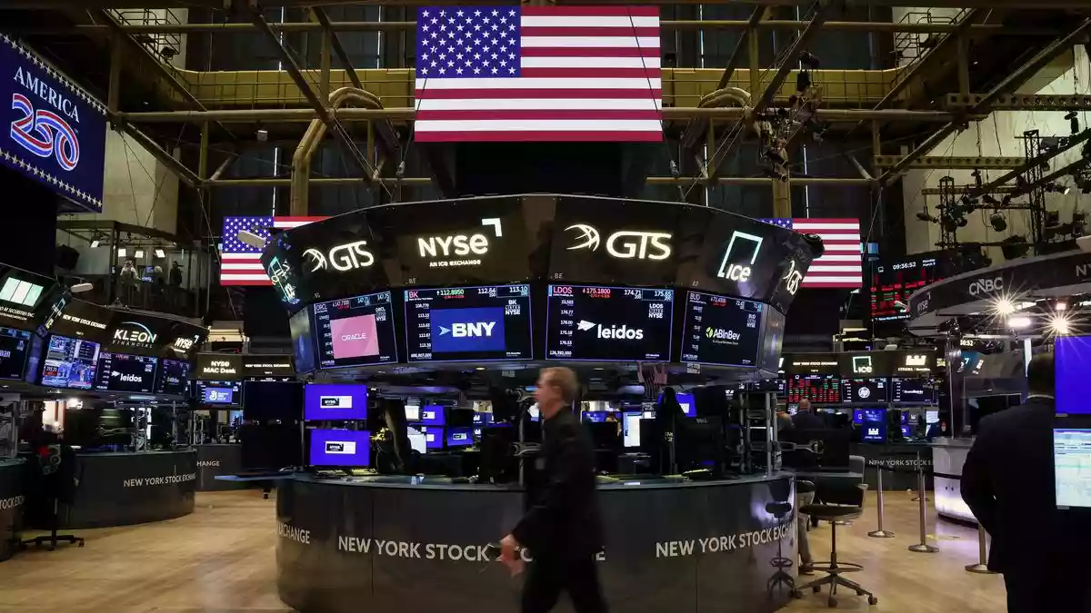 U.S. stocks erase big early loss and rise after oil prices whip back below $90