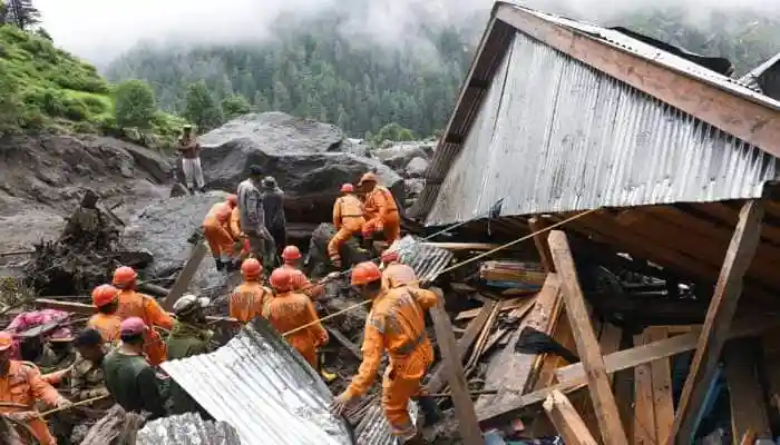 Union Minister Jitendra Singh on Friday visited Jammu Government Medical College and Hospital to inquire about the health of those injured in the flash floods in Kishtwar. Union Minister Jitendra Singh on Friday visited Jammu Government Medical College and Hospital to inquire about the health of those injured in the flash floods in Kishtwar.