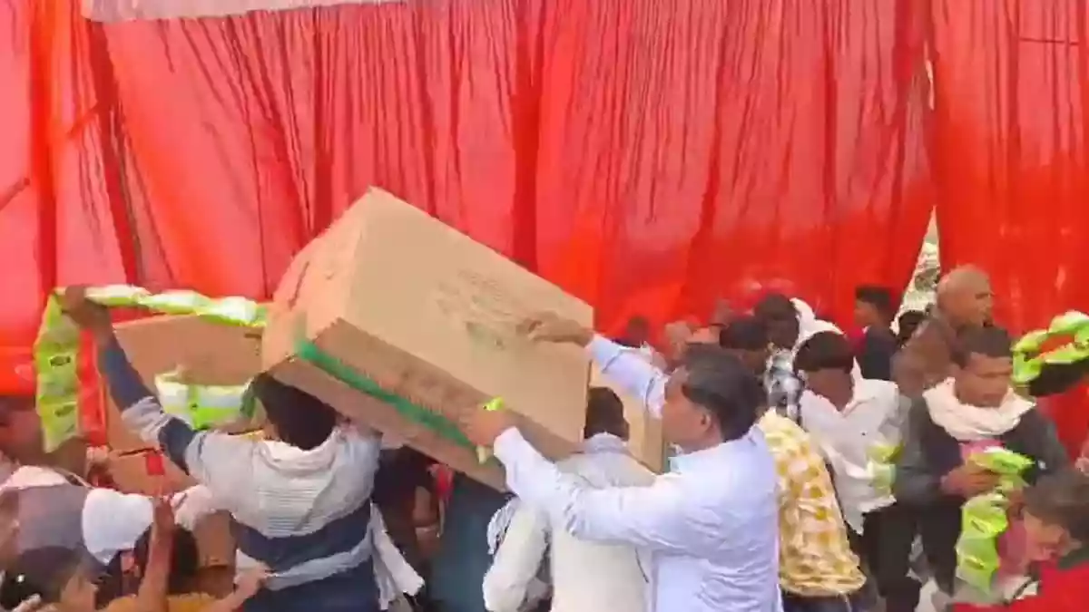 A government-sponsored mass wedding ceremony in Uttar Pradesh's Hamirpur turned into utter chaos after a large crowd rushed to grab snacks
