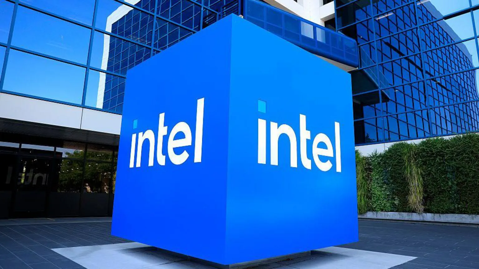 US Secretary of Commerce Howard Lutnick said on Friday that the federal government will take a 10% stake in US chipmaker Intel. 