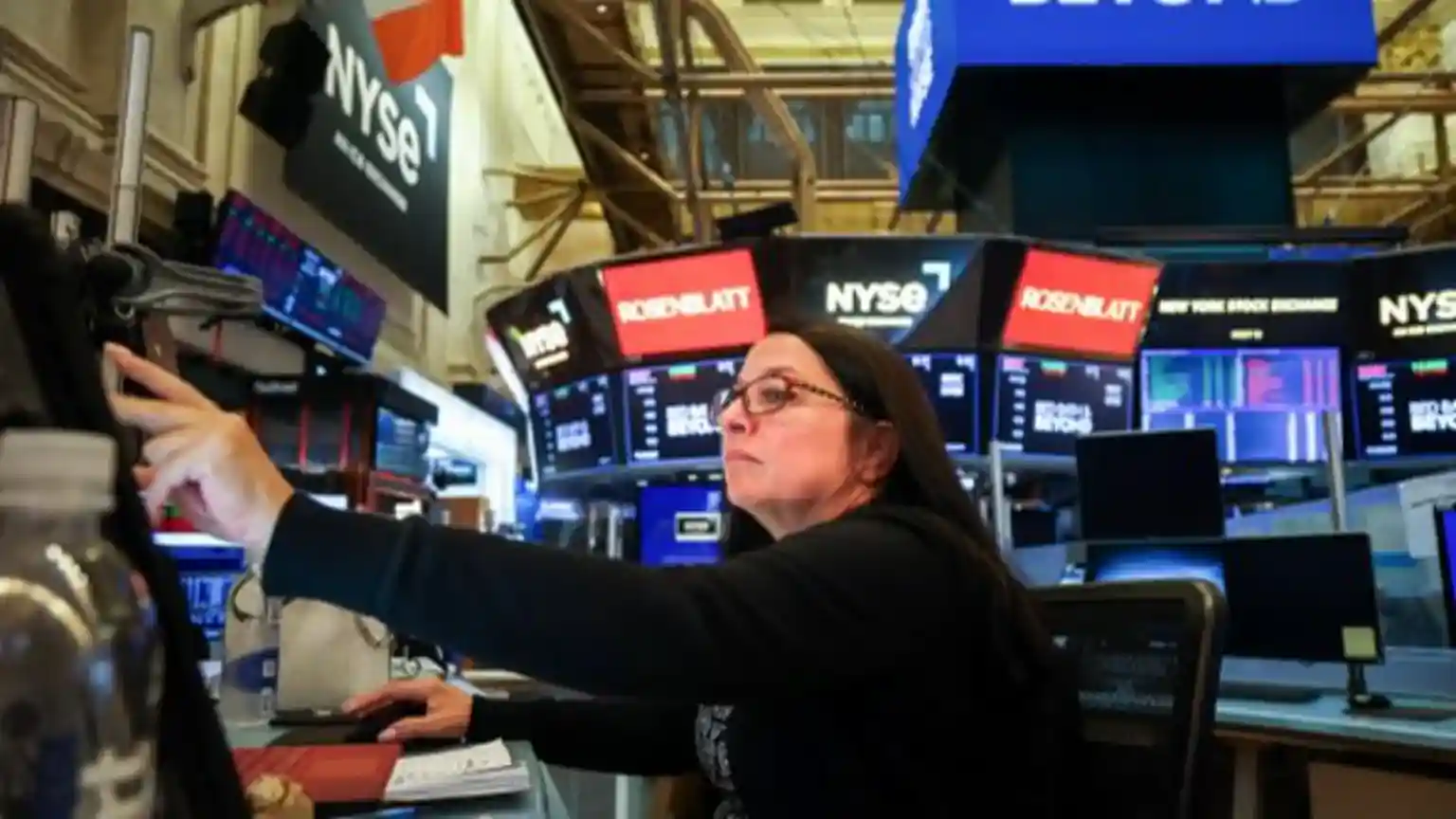 US stock market ends 2025 on a high note after volatile year