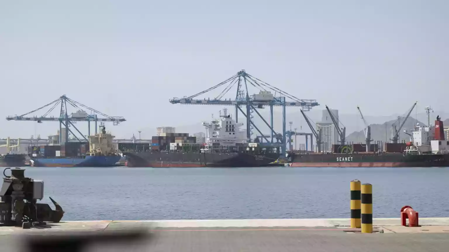 US strikes Iranian fast boats as Iran attacks UAE oil facility