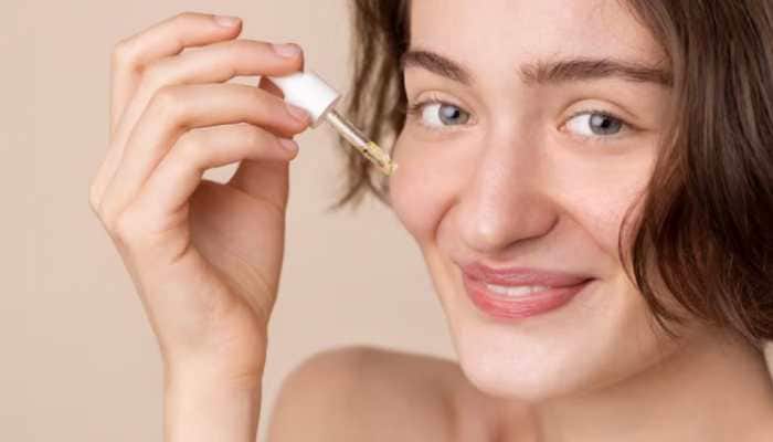 Use serum before moisturizer. Serum has small molecules that go deep into the skin to give treatment, and moisturizer locks it in to keep your skin hydrated for longer. If you don't use them in the right order, they won't work as well. You are not the only one who is confused about whether to apply serum or moisturizer. However, once you learn what each product does and how they work together, you can differentiate between serum and moisturizer.