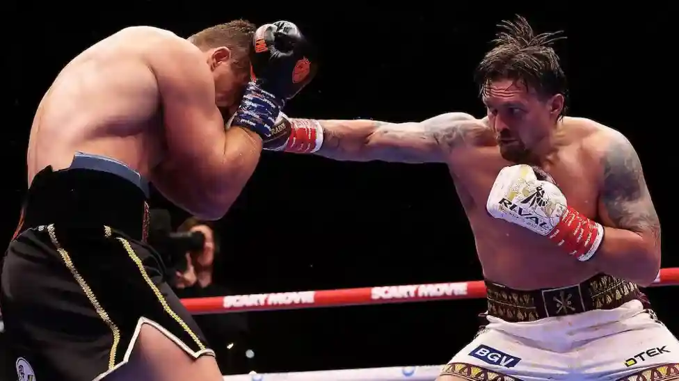 <b>Oleksandr Usyk struck lucky to retain his world heavyweight titles in Egypt with a highly controversial 11th-round stoppage win against boxing novice