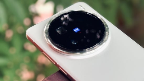 Vivo X300 Pro has finally started making headlines as new leaks about the device are consistently appearing on the internet. In the latest, Vivo's own project manager Han Boxiao on Weibo has detailed some of the display information about the upcoming flagship, and it brings really good news, especially for people who are not fans of quad-curved displays. This is because the Vivo X300 Pro is expected to come with a flat display and not the quad-curved display found on the Vivo X200 Pro. Here's why it could be beneficial for users.