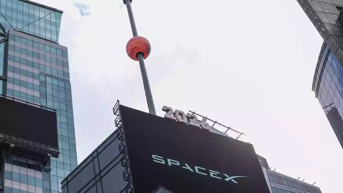 Wall Street ends higher as SpaceX's market debut dominates