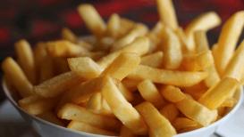 Craving crispy, golden fries but don’t want to deep fry them in a pot full of oil? A simple kitchen science trick could help you get closer to that