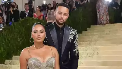 Warren Buffett teams up with Stephen and Ayesha Curry for famous charity lunch