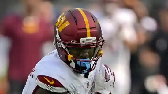 Washington Commanders wide receiver Deebo Samuel Sr had a frustrating night against the Chicago Bears on Monday Night Football. Samuel was marked questionable with a heel injury earlier this week but was ruled active ahead of the game. However, his apparently constrained movement sparked worries around whether the 29-year-old veteran is hurt.Washington Commanders wide receiver Deebo Samuel Sr had a frustrating night against the Chicago Bears on Monday Night Football. Samuel was marked questionable with a heel injury earlier this week but was ruled active ahead of the game. However, his apparently constrained movement sparked worries around whether the 29-year-old veteran is hurt.Samuels had a lackluster performance in the first half of the game against the Bears, receiving twice for just two yards. It is the wide receiver's worst performance this season, which sparked worries about if his heel injury was preventing him from playing his best against the Bears.Deebo Samuel suffered a pectoral injury in practice ahead of the game against the Bears, Washington Commanders coach Dan Quinn had confirmed earlier this week. He was listed as questionable, but was ruled active for the game.