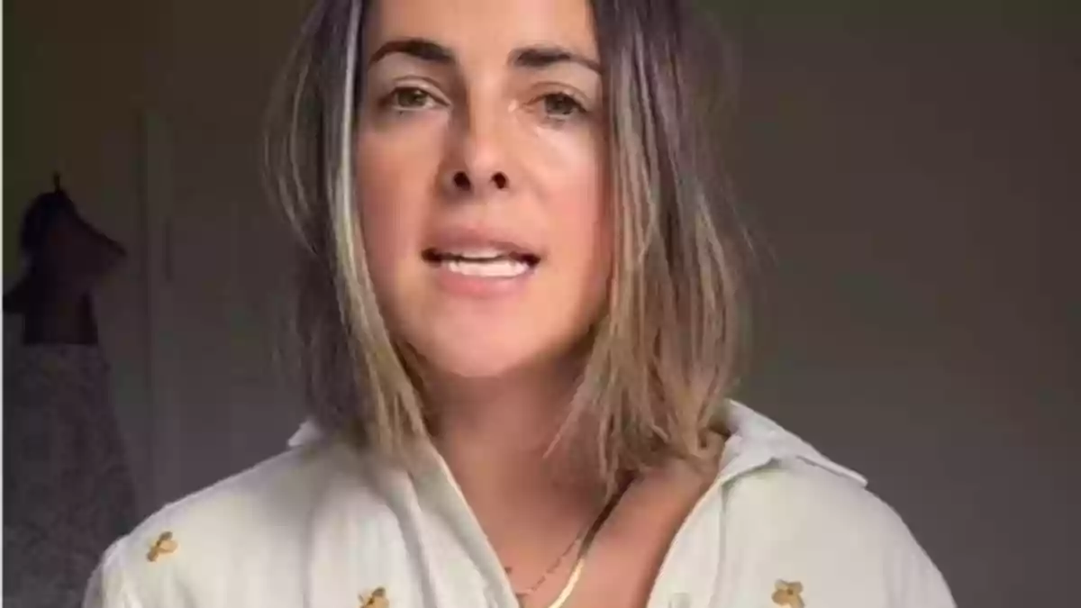 What Are Analogue Bags & How Are They Helping Gen Z Cut Down On Phone Scrolling