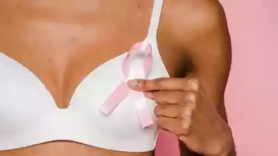 What are the early and late symptoms of breast cancer