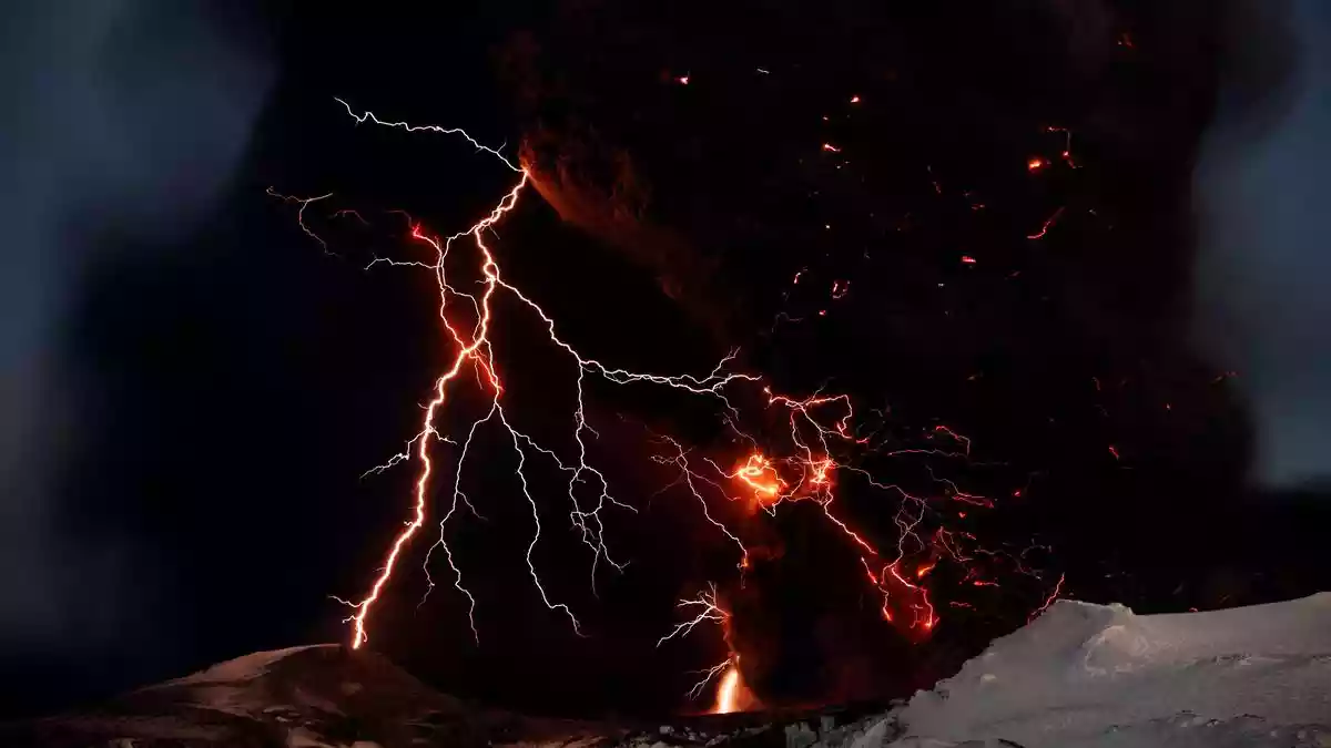 Volcanic lightning, in simple terms, is an incredibly eerie and mysterious phenomenon, in the form of a powerful barrage of lightning that occurs