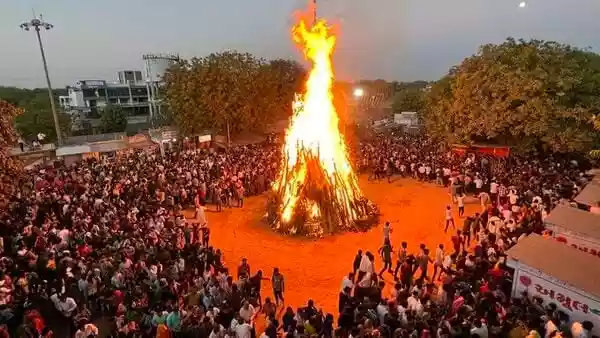 The Holi celebrations will kickstart with the auspicious Holika Dahan. Celebrating the victory of good over evil, this year Holika Dahan will be observed on 3