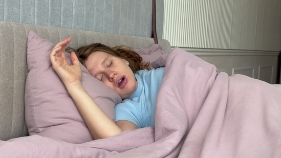 While you may have heard the recommendation of seven to eight hours of sleep daily for good health, did you know that the quality of sleep also matters significantly? Sleep apnea is a condition where a person experiences repeated pauses in breathing at night, causing them to jolt awake, gasping for air. This requires urgent medical attention because of the alarming heart risks sleep apnea may pose. Sleep apnea puts immense pressure on the heart and can even increases the risk of cardiac arrest.