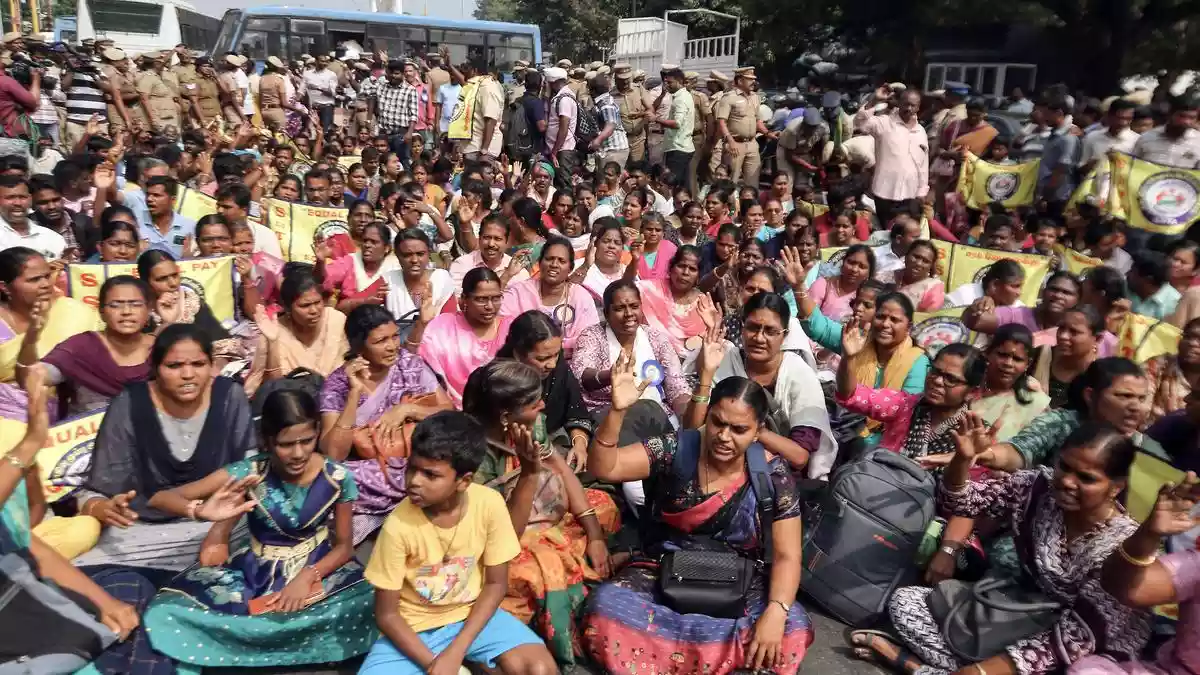 Why are government school teachers protesting in Tamil Nadu