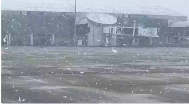 A massive winter storm swept across the northeastern United States on Monday, disrupting air travel and forcing school closures. As blizzard conditions