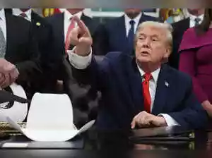 The US Supreme Court is leaning towards empowering the President to dismiss regulatory agency heads. However, the court shows hesitation regarding similar