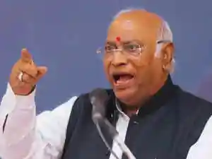 With state elections expected in November, the Congress is betting on its campaign against “vote chori” to resonate in Bihar, while linking the contest to a larger battle over the integrity of India's democratic institutions. The Congress Working Committee (CWC) met in Patna on September 24 for the first time since Independence, using the rare gathering to sharpen its strategy for the Bihar assembly elections and to mount a direct attack on the Bharatiya Janata Party (BJP) over what it described as “vote chori” and growing communal polarisation.<br><br> Party president Mallikarjun Kharge, opening the meeting, declared that the Bihar polls would mark “the beginning of the end of the Modi government's corrupt rule.”<br><br>Kharge accused the ruling party of engineering manipulation of voter rolls and undermining democratic institutions, framing the issue as central not just to Bihar but to the nation's political future.<br><br> <h4>Accusations of Electoral Manipulation</h4> Kharge alleged that the Election Commission's Special Intensive Revision of electoral rolls in Bihar was being misused to delete votes of Dalits, tribals, backward classes, minorities and the poor.<br><br>“Vote theft means theft of rations, pensions, medicine, scholarships and exam fees belonging to the weakest sections of society,” he said.<br><br> The Congress president argued that electoral integrity itself was under threat, with the Commission demanding affidavits from complainants instead of addressing specific concerns raised in several states.<br><br>He said Bihar, historically regarded as the cradle of democracy, was the right place to reaffirm the party's commitment to safeguarding the Constitution.<br><br> Rahul Gandhi's recent “Voter Adhikar Yatra” was