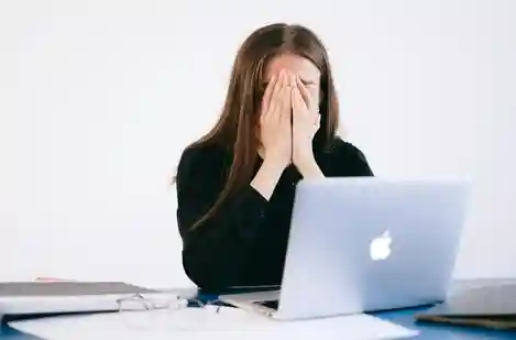 Woman fired after arriving 40 minutes early at office