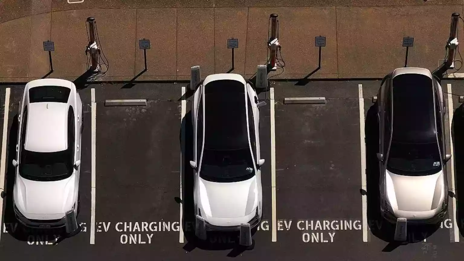 You could be forgiven for thinking that electric cars might finally be gaining momentum in the US. After all, sales of battery cars topped 1.2 million last year, more than five times the number just four years earlier. Hybrid sales have jumped by a factor of three.