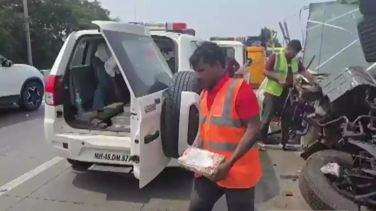 17 करोड़ की चांदी लेकर जा रही वैन पलटी