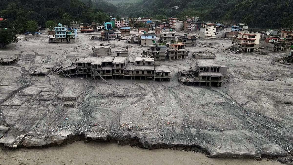नेपाल की बाढ़ का असर अब आंकड़ों में सामने आ रहा है. 22 लाख टन मलबा, हजारों प्रभावित लोग और सैकड़ों क्षतिग्रस्त इमारतें इस आपदा की गंभीरता बता रही हैं. UNDP के शुरुआती आकलन ने नुकसान की बड़ी