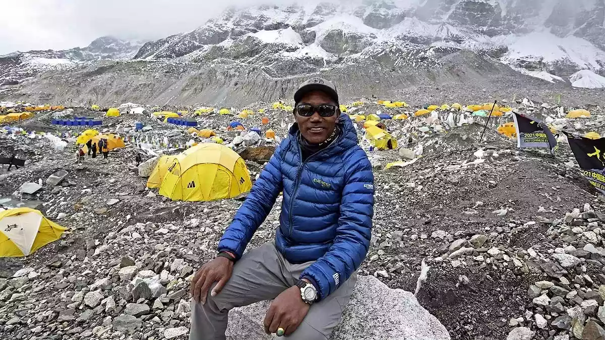 32 बार माउंट एवरेस्ट चढ़कर कामी रिता शेरपा ने बनाया रिकॉर्ड