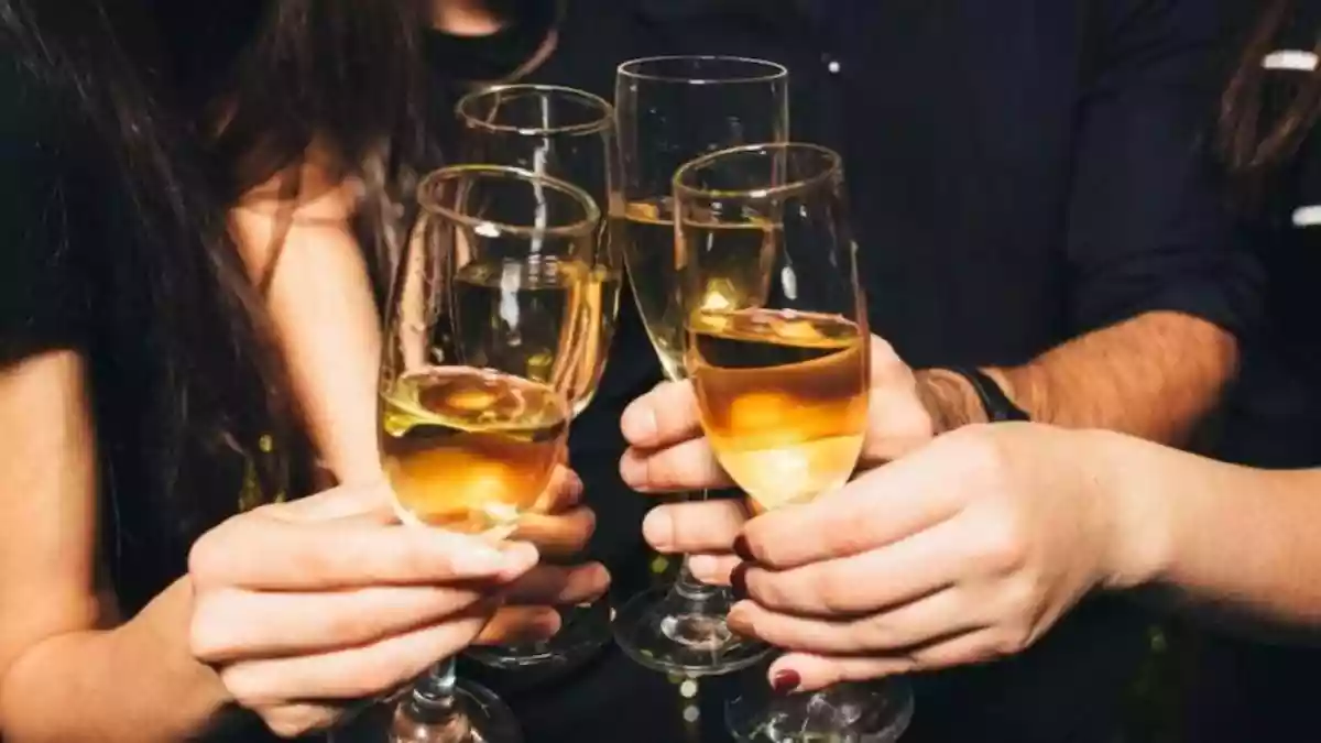 38 महिलाएं, 43 पुरुष और शराब पार्टी