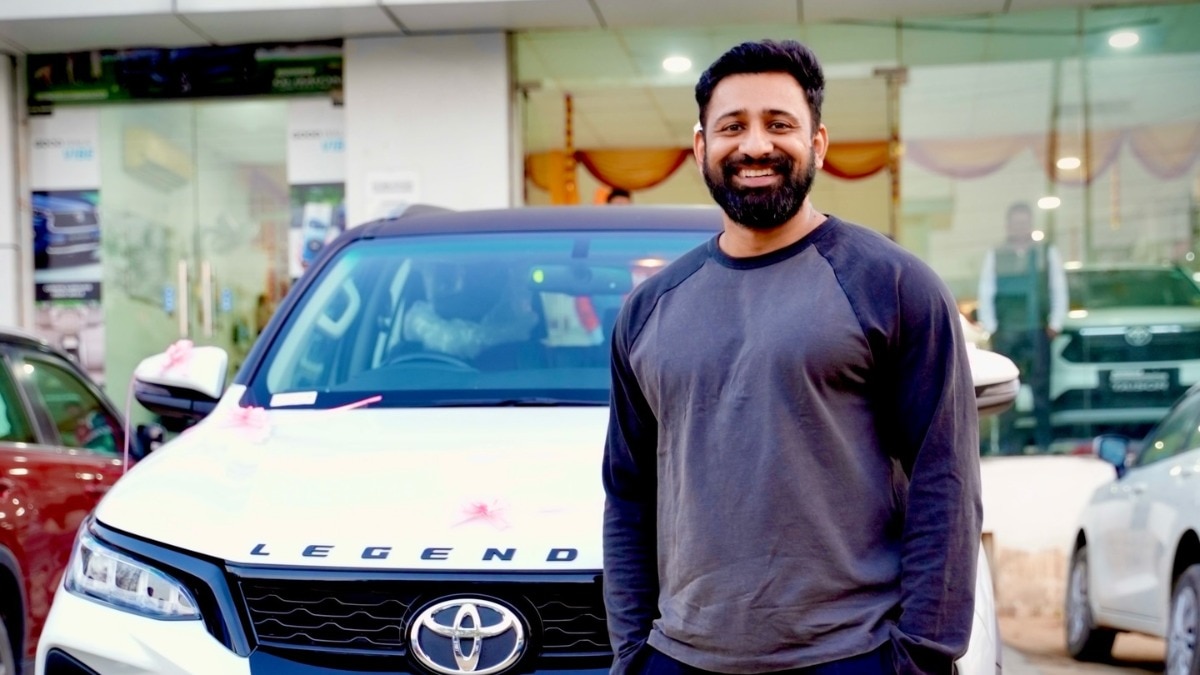 रजत दलाल के साथ पार्किंग को लेकर विवाद हो गया. उन्होंने अपनी गाड़ी से एक दूसरी गाड़ी को टक्कर मारकर साइड किया, ताकि वो बाहर निकल सकें. इसका वीडियो भी काफी वायरल हो रहा है. बिग बॉस 18 और द 50