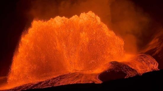 कीलाउए के उत्तरी वेंट से 17 अक्टूबर को 700 फुट ऊंचे लावा फव्वारे निकले. छह घंटे चले एपिसोड 55 के बाद अलर्ट घटाया गया, लेकिन गैस खतरा जारी है. हवाई के प्रसिद्ध ज्वालामुखी कीलाउए 17 अक्टूबर 2026 को