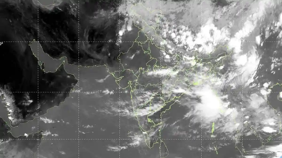 कुछ दिन पहले तक देशभर में हो रही थी झमाझम बारिश, लेकिन अब सैटेलाइट तस्वीरों में भारत का बड़ा हिस्सा बिना बारिश वाले बादलों के दिख रहा है. आखिर मौसम ने इतनी जल्दी करवट क्यों बदली? देश के