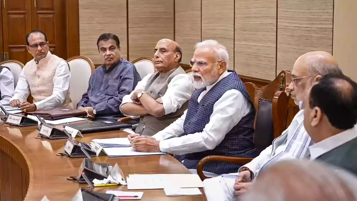 कैबिनेट ने राशन स्‍कीम के तहत तीन बड़े सुधार किया है, जिसका लाभ इनडायरेक्‍ट और डायरेक्‍ट तौर पर 80 करोड़ लोगों को मिलेगा, जो राशन योजना का लाभ उठा रहे हैं. प्रधानमंत्री गरीब कल्‍याण