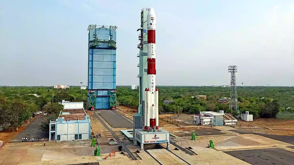 9 साल में 44 सैटेलाइट, लेकिन 5 फेल्योर... डिफेंस से जुड़े प्रोजेक्ट्स में क्यों फंस रही