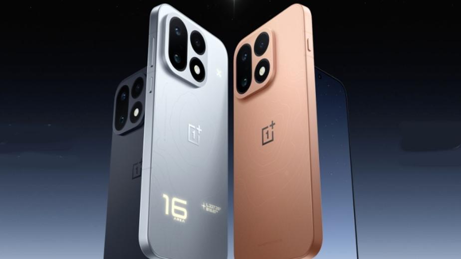 OnePlus 16 को चीन में लॉन्च कर दिया है और अब आने वाले दिनों में इसको भारत में भी लॉन्च किया जाएगा. यह एक पावरफुल फोन है, जो OnePlus 15 का अपग्रेड वर्जन है. OnePlus 16 में कई कमाल के फीचर्स हैं, जिसमें 9000mAh की