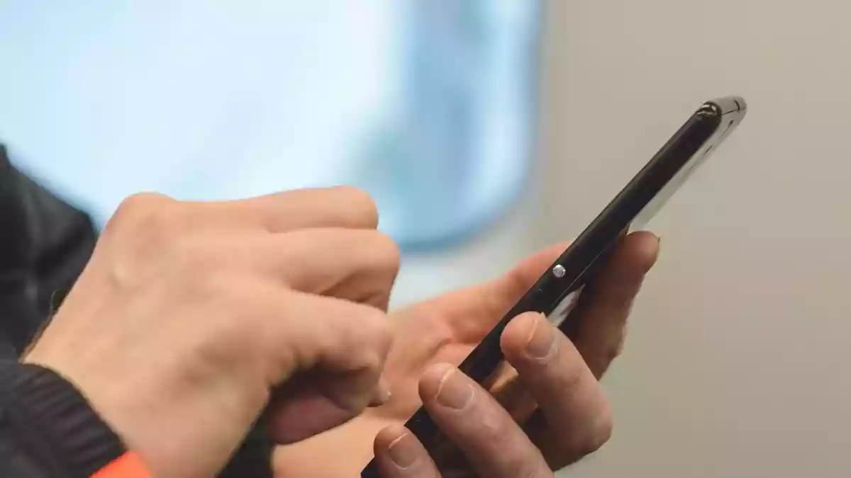 ईरान पर बस और मिसाइल से हमले के साथ साइबर अटैक से कई ऐप और वेबसाइट को निशाना बनाया गया. ईरान के पॉपुलर और धार्मिक ऐप BadeSaba को भी निशाना बनाया गया और यूजर्स को मैसेज दिखाया गया है कि अब हिसाब