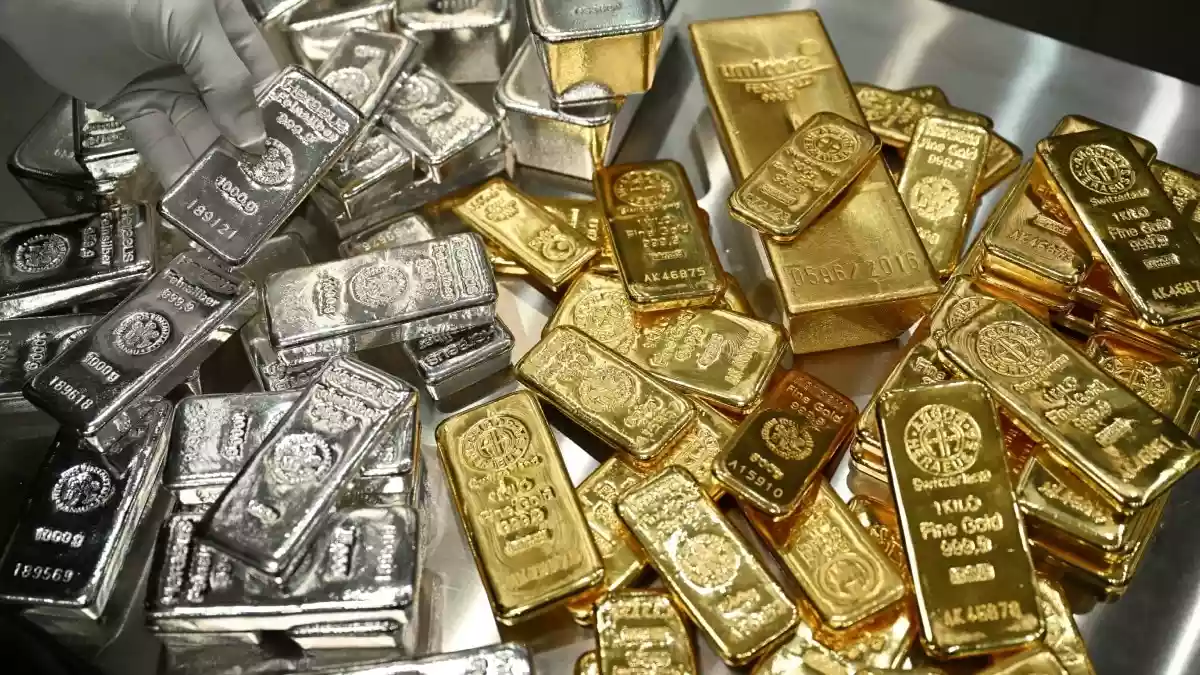 Gold Silver Rate Update: सोमवार को सोना-चांदी की कीमतों में तेज उछाल आया है, लेकिन इस तेजी के बाद भी गोल्ड-सिल्वर दोनों कीमती धातुएं अपने हाई से काफी सस्ती (Gold-Silver Cheaper From High) मिल रही हैं. सोना-चांदी की कीमतों