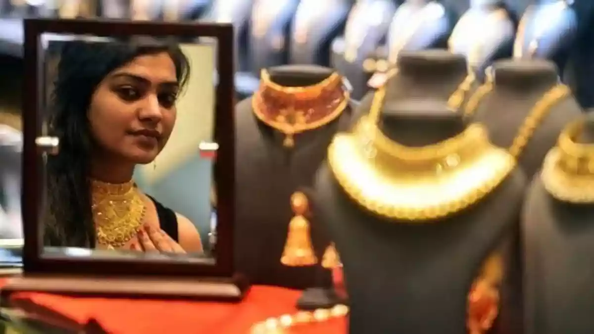 Gold-Silver Price Fall: सोना-चांदी के दाम में गिरावट का सिलसिला जारी है. बुधवार को भी गोल्ड-सिल्वर रेट में बड़ी गिरावट आई है और दोनों कीमती धातुएं सस्ती हो गई हैं. सोना-चांदी की कीमत (Gold-Silver Price Fall) में