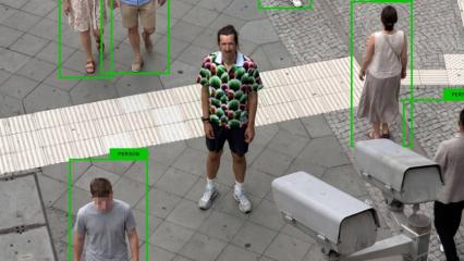 AI कैमरे इंसानों को आसानी से पहचान और ट्रैक कर सकते हैं, लेकिन एक खास Hawaiian Shirt इन कैमरों को कन्फ्यूज कर सकती है. जानिए शर्ट में ऐसा क्या है, जो AI की पहचान को गड़बड़ा देता है. आर्टिफिशियल