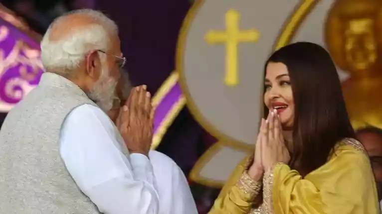 ऐश्वर्या राय ने पीएम मोदी के पैर छूकर लिया आशीर्वाद